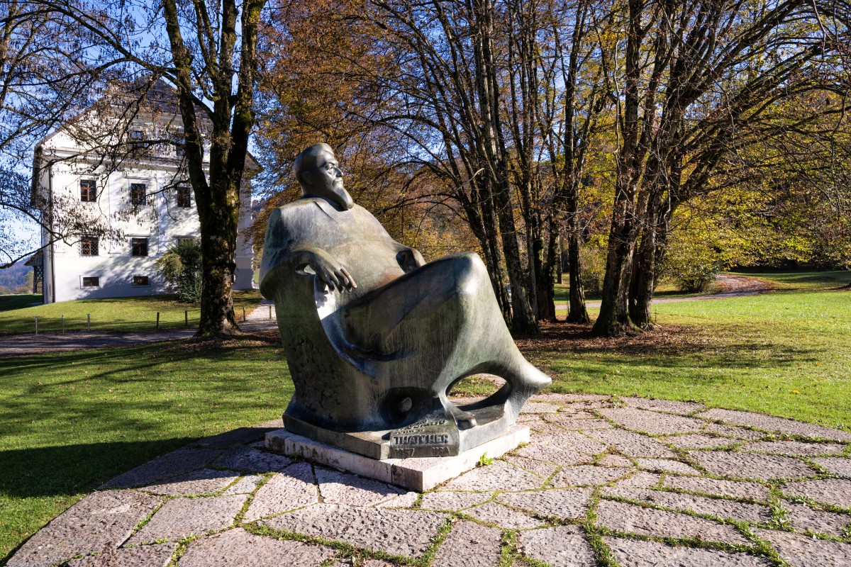 Kip, posvečen pisatelju Ivanu Tavčarju, ob Dvorcu Visoko Foto: Jošt Gantar