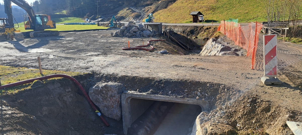 Lani jeseni se je v okviru sanacije po poplavah začela sanacija javnih poti na območju Podobena.