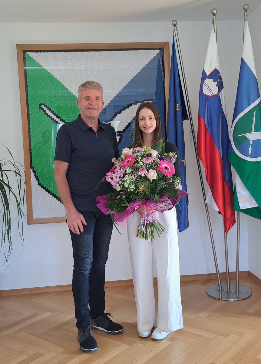 Župan sprejel vrhunsko strelko Manjo Slak
