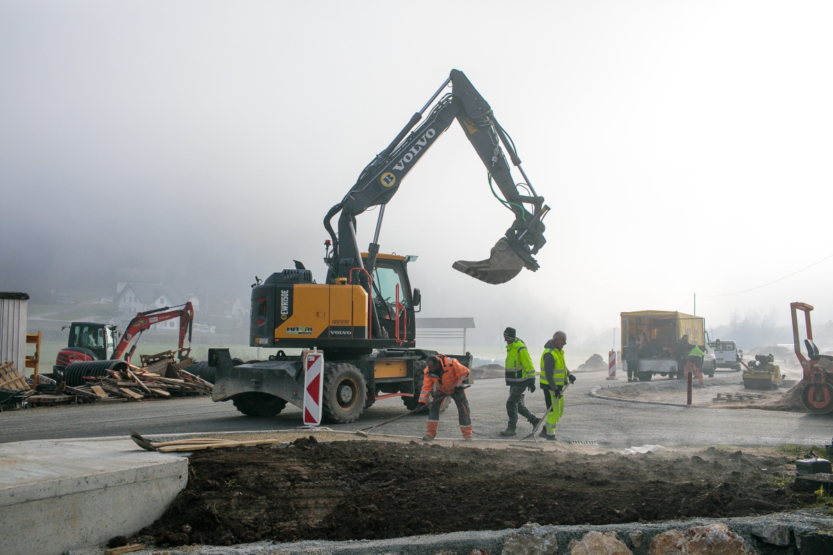 Direkcija za infrastrukturo obnavlja cesto Gorenja vas–Todraž. Foto: Matic Zorman