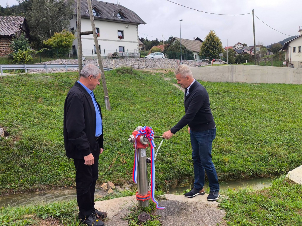 V Lučinah sta župan Milan Čadež in predsednik Krajevne skupnosti Lučine Stanislav Bizovičar slovesno predala namenu novi vodovod. Foto: arhiv občine