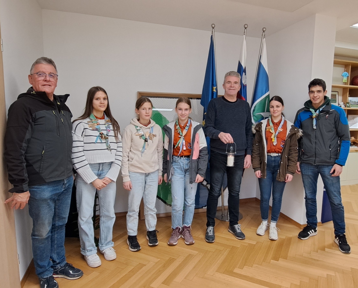 Poljanski skavti z županom Milanom Čadežem in podžupanom Antonom Debeljakom