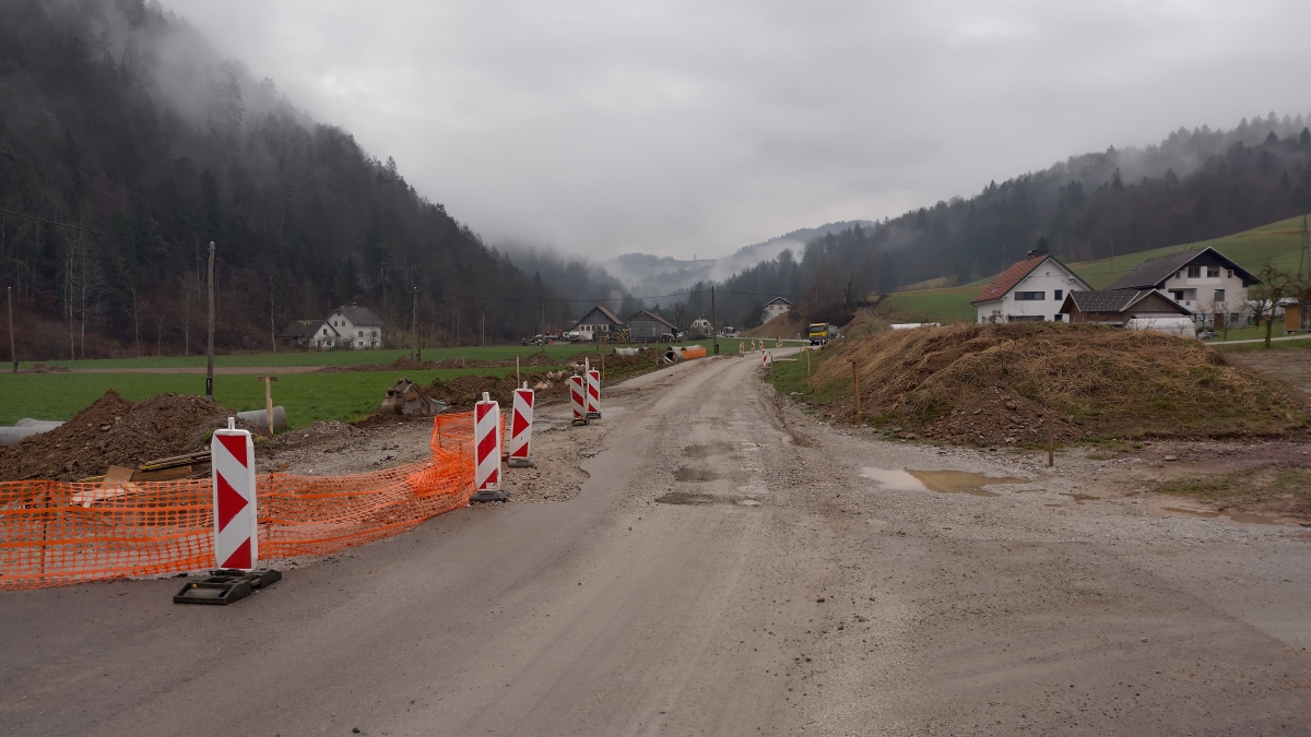 Direkcija za infrastrukturo je konec februarja začela obnavljati še nov odsek ceste proti Todražu. Foto: Jure Ferlan