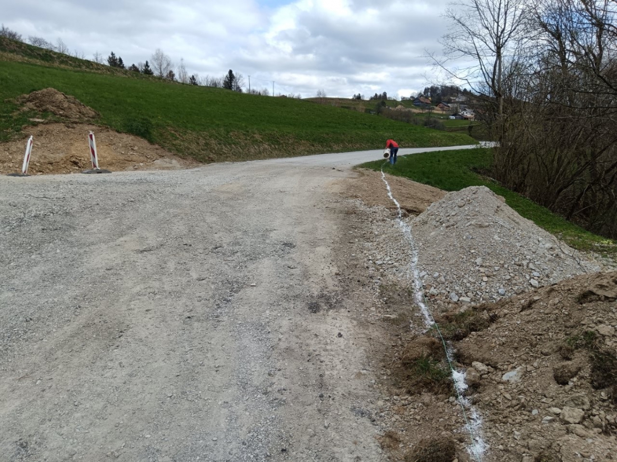 Ta čas poteka sanacija zgornjega odseka ceste proti Hlavčim Njivam. FOTO: arhiv občine